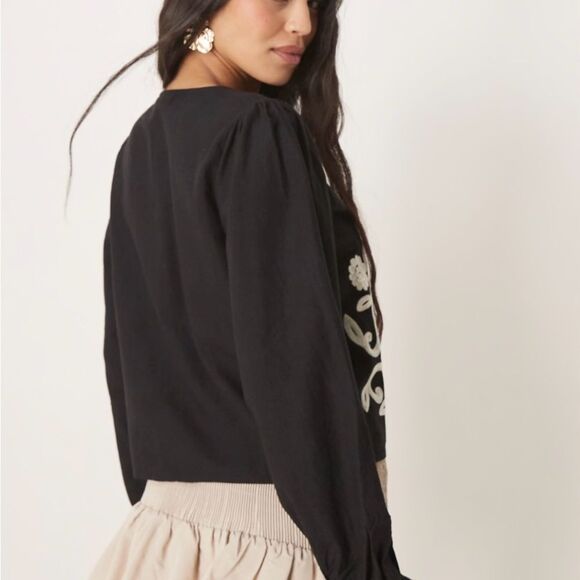 Elegant Black and White Embroidered Women's shirt NWT - Picture 3 of 8